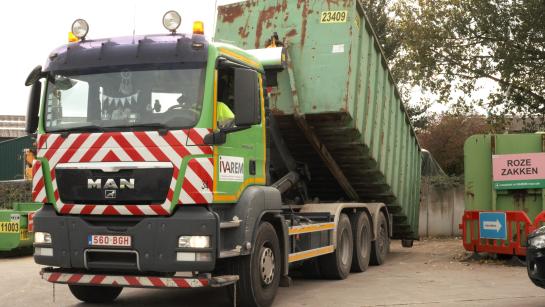 vrachtwagen wisselt container op recyclagepark
