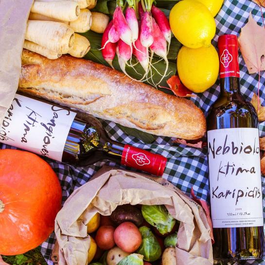 boord, fruit, groenten op picknickkleed