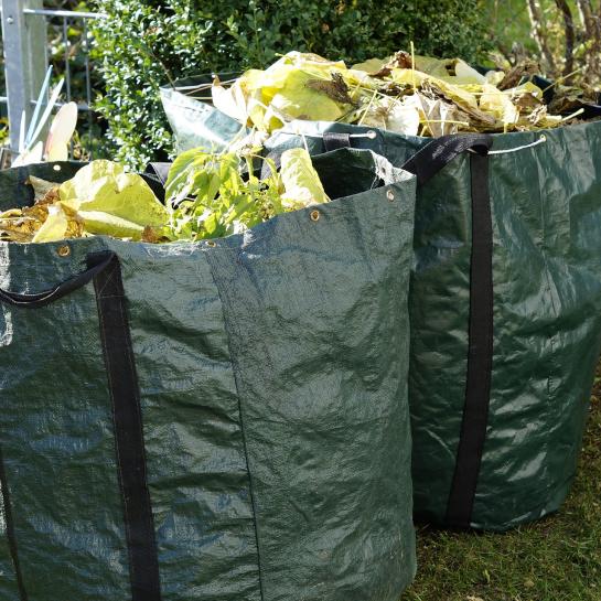zakken met tuinafval